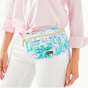 NWOT Lilly Pulitzer GWP Fanny Bag
Colorful Camouflage
Bright Agate Green